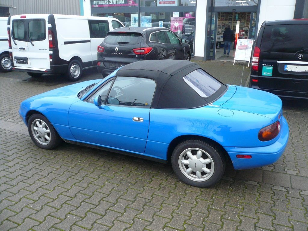 Mazda MX5 Cabrio, Verdeckbezug Sonnenland Stoff schwarz geliefert und montiert.