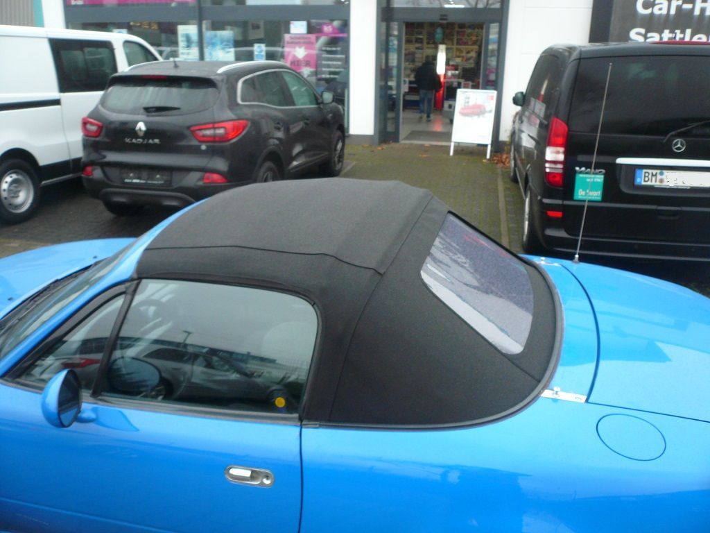 Mazda MX5 Cabrio, Verdeckbezug Sonnenland Stoff schwarz geliefert und montiert.