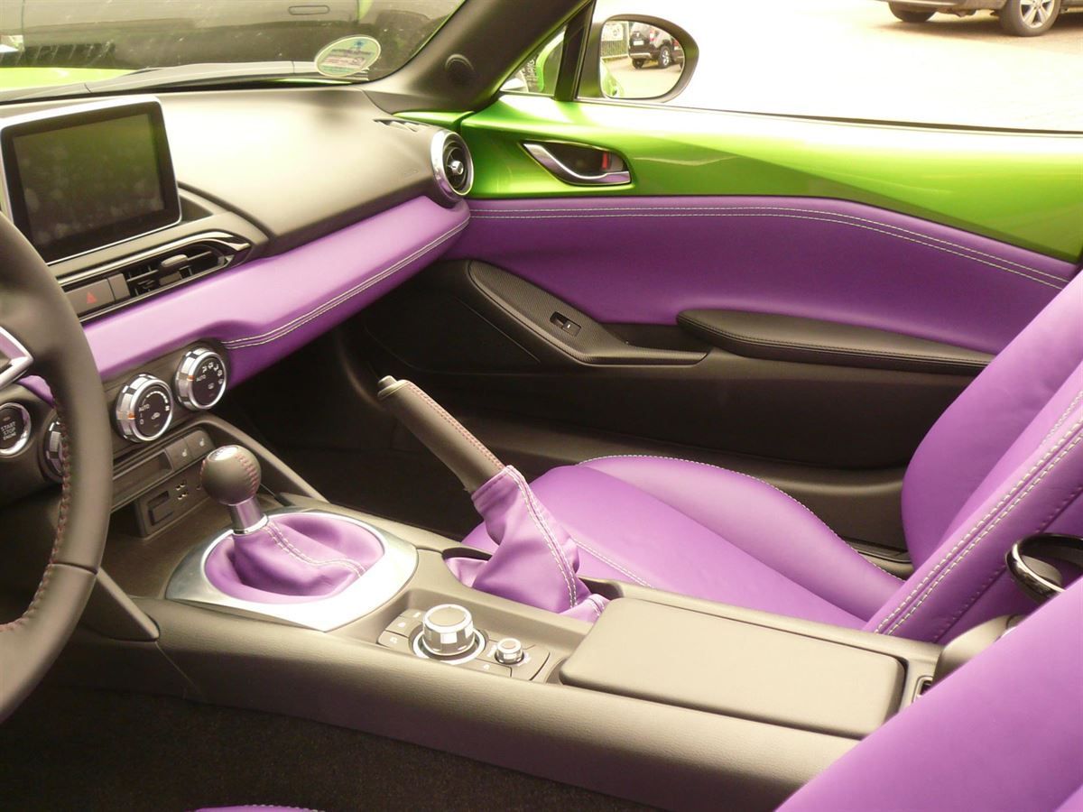 Mazda MX5 Cabrio Innenausstattung in Leder Lamborghini Lila mit grünen Nähten neu angefertigt und montiert.