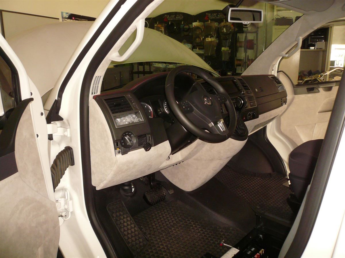 VW T6 Bus, Komplette Innenausstattung, Türen, Himmel, Rückwand und Armaturenbrett in Leder/Alcantara neu angefertigt und montiert.