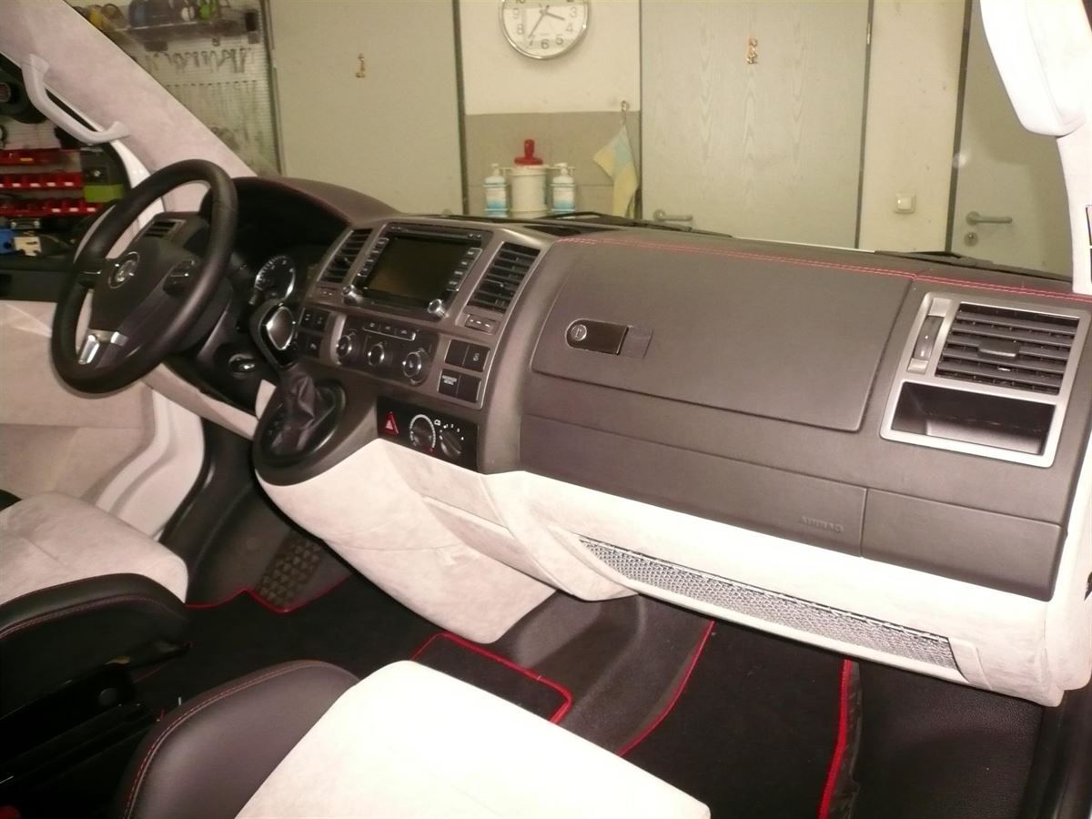 VW T6 Bus, Komplette Innenausstattung, Türen, Himmel, Rückwand und Armaturenbrett in Leder/Alcantara neu angefertigt und montiert.