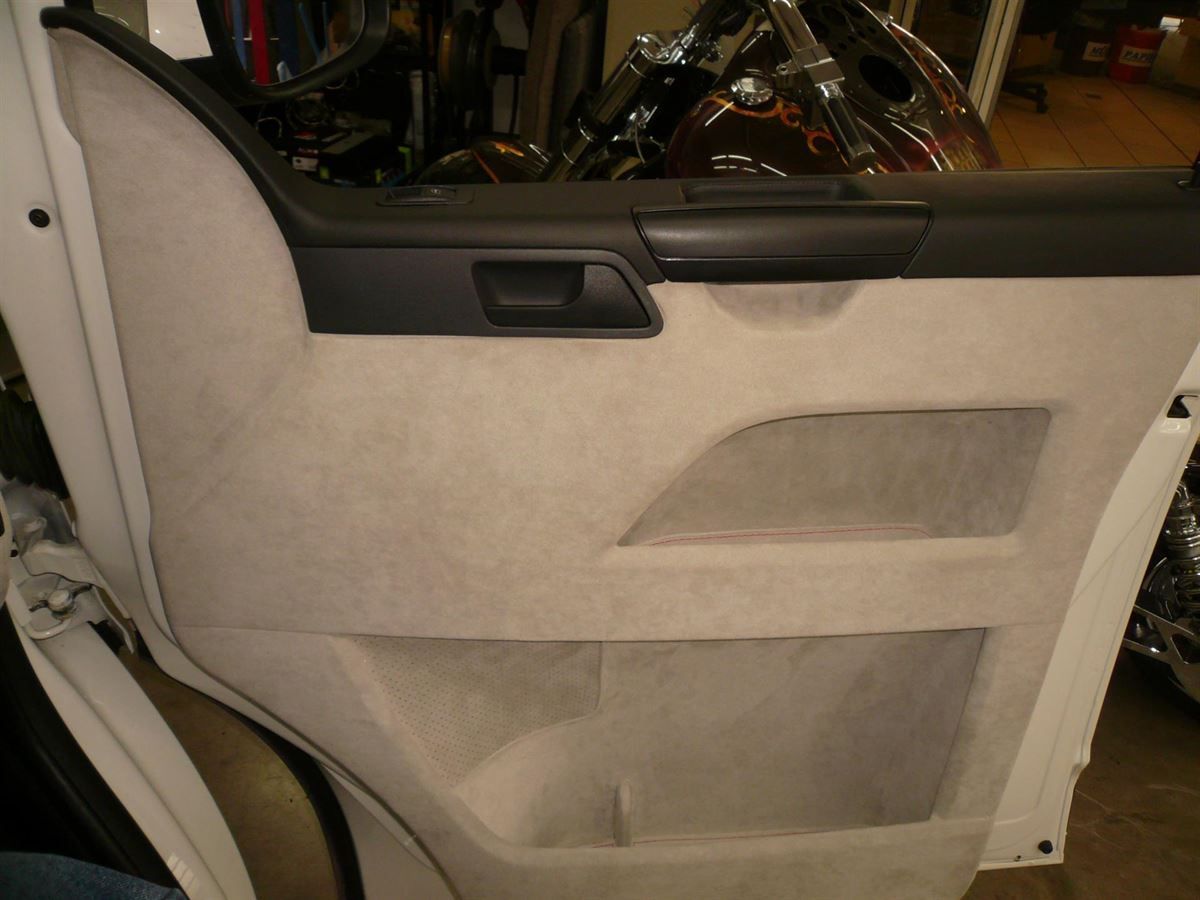 VW T6 Bus, Komplette Innenausstattung, Türen, Himmel, Rückwand und Armaturenbrett in Leder/Alcantara neu angefertigt und montiert.