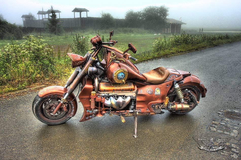 Sitzpolsterung angefertigt & angepasst. Bezug aus Leder mit Logo nach Vorgabe angefertigt und montiert.