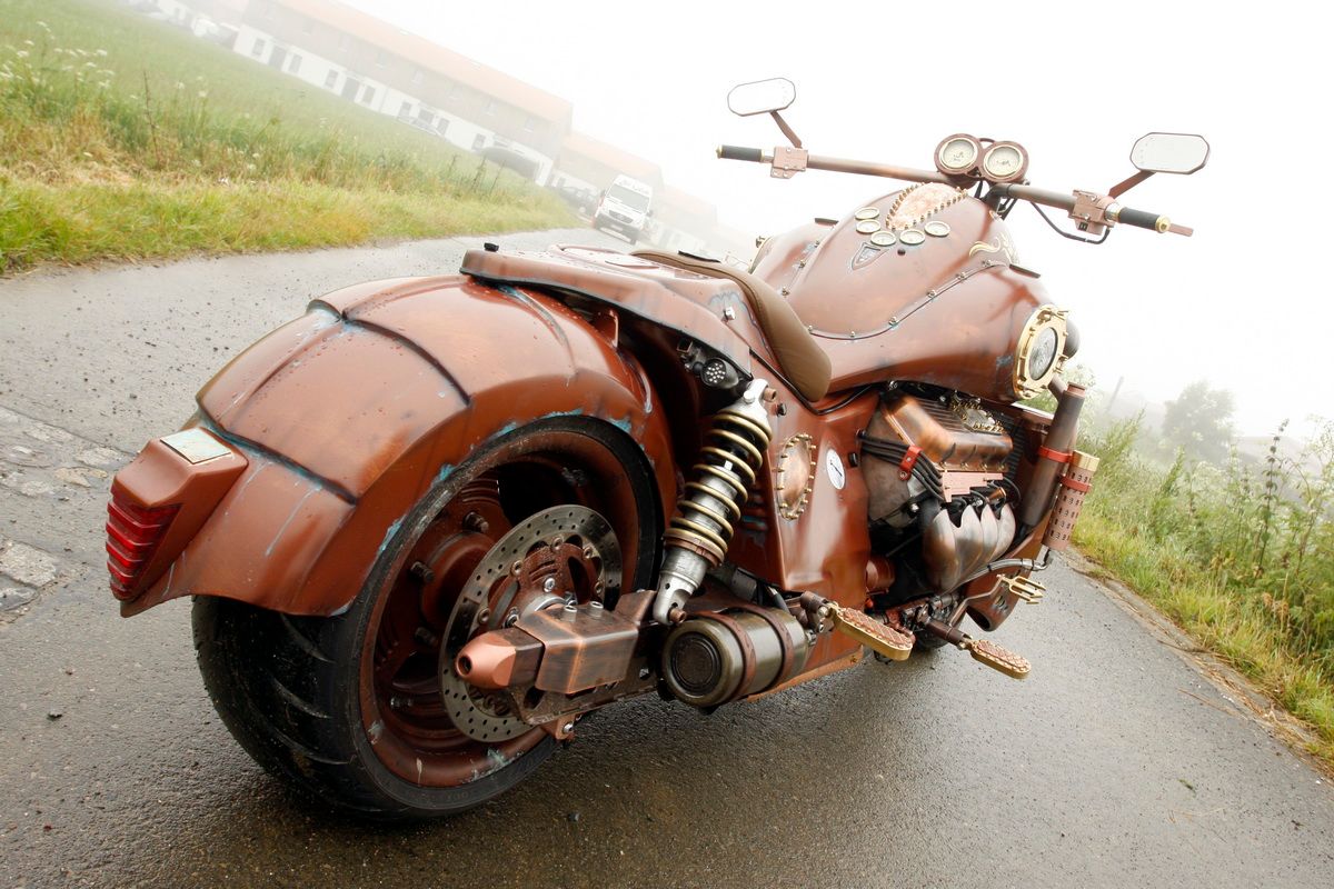 Sitzpolsterung angefertigt & angepasst. Bezug aus Leder mit Logo nach Vorgabe angefertigt und montiert.