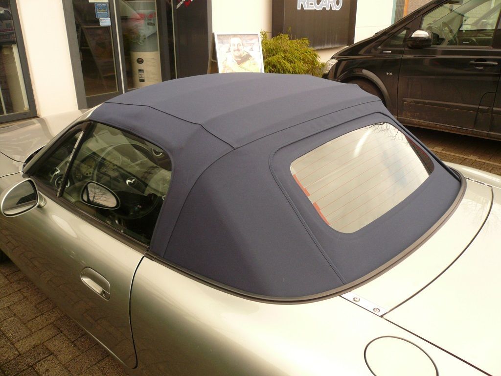 Verdeck Bezug in Sonnenland Stoff blau mit beheizter Glasheckscheibe für Mazda MX5 NB geliefert und montiert.