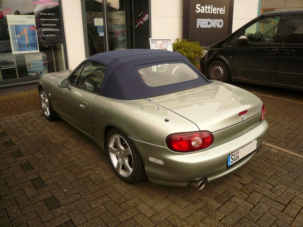 Verdeck Bezug in Sonnenland Stoff blau mit beheizter Glasheckscheibe für Mazda MX5 NB geliefert und montiert.