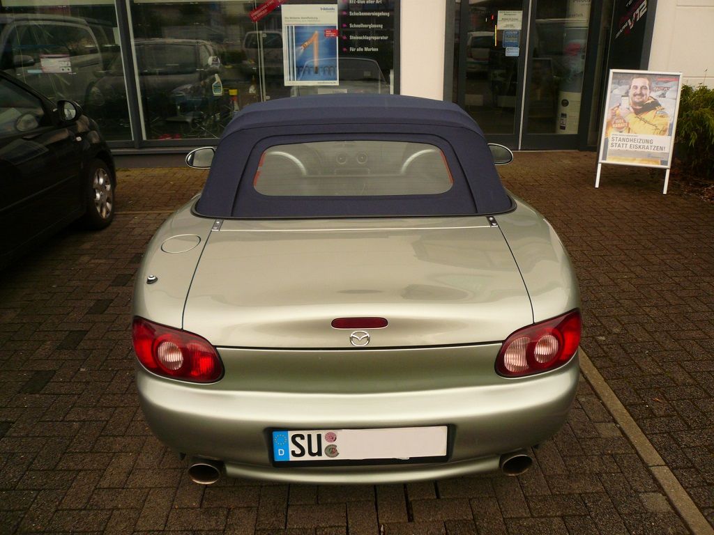 Verdeck Bezug in Sonnenland Stoff blau mit beheizter Glasheckscheibe für Mazda MX5 NB geliefert und montiert.
