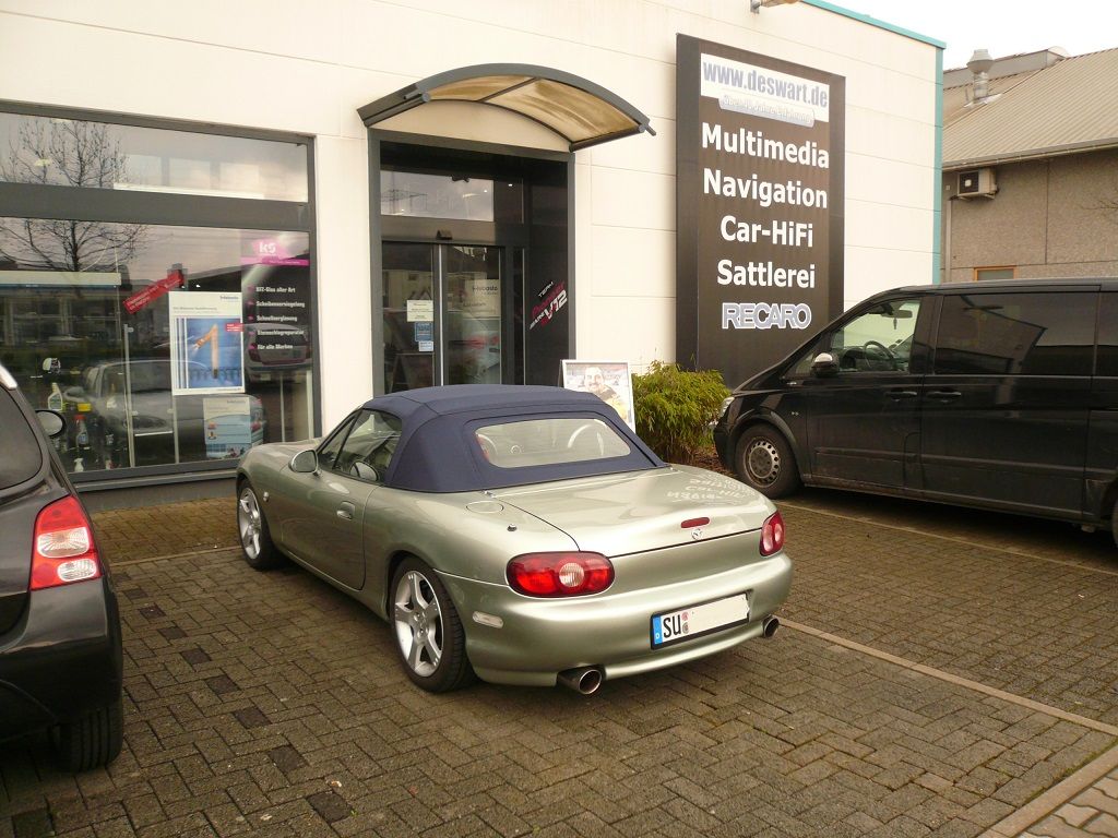 Verdeck Bezug in Sonnenland Stoff blau mit beheizter Glasheckscheibe für Mazda MX5 NB geliefert und montiert.