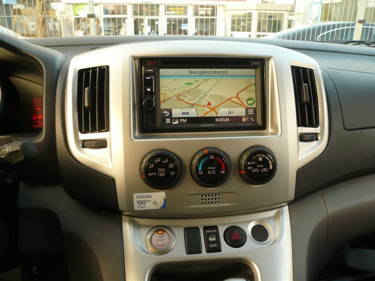 Kenwood DNX-5170DABS im Nissan NV200 nachgerüstet. Werkseitige Lenkrad-Fernbedienung und Rückfahrkamera an das Kenwood Navi adaptiert.