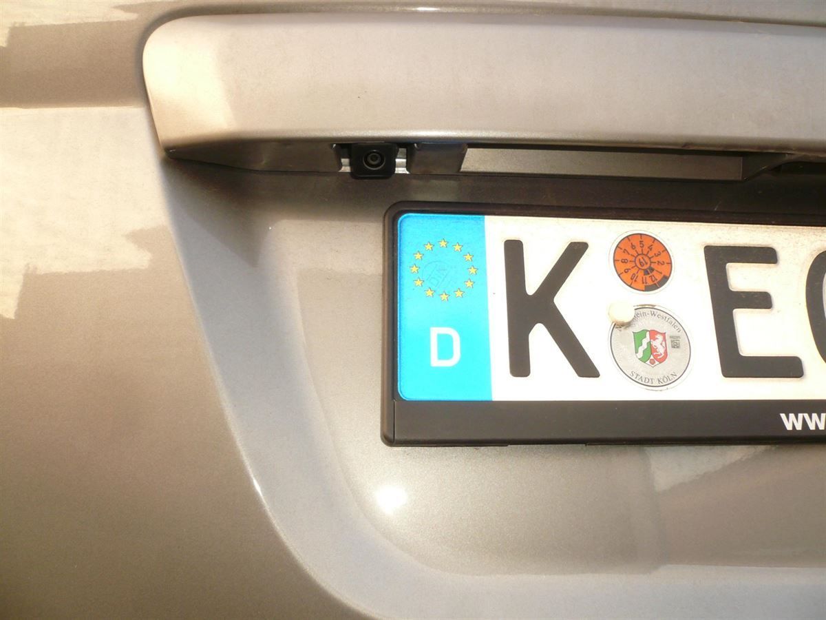 Kenwood DNX-5170DABS im Nissan NV200 nachgerüstet. Werkseitige Lenkrad-Fernbedienung und Rückfahrkamera an das Kenwood Navi adaptiert.