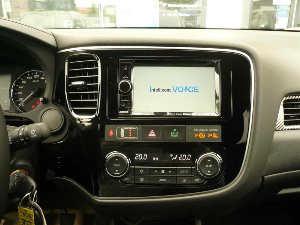 Clarion NX505E in einem Mitsubishi ASX (Neuwagen) nachgerüstet. Werkseitige Rückfahrkamera und Lenkradfernbedienung auf das Clarion Navi adaptiert.