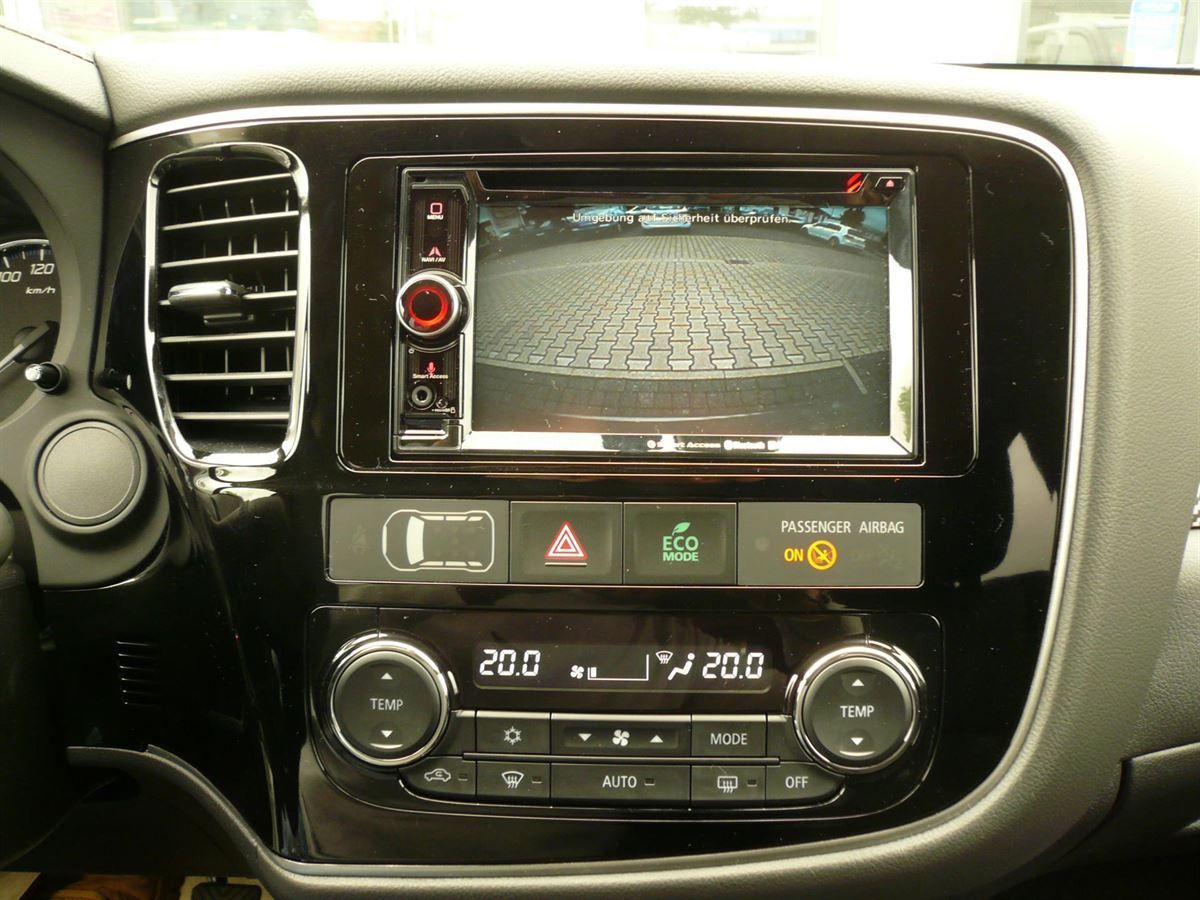Clarion NX505E in einem Mitsubishi ASX (Neuwagen) nachgerüstet. Werkseitige Rückfahrkamera und Lenkradfernbedienung auf das Clarion Navi adaptiert.