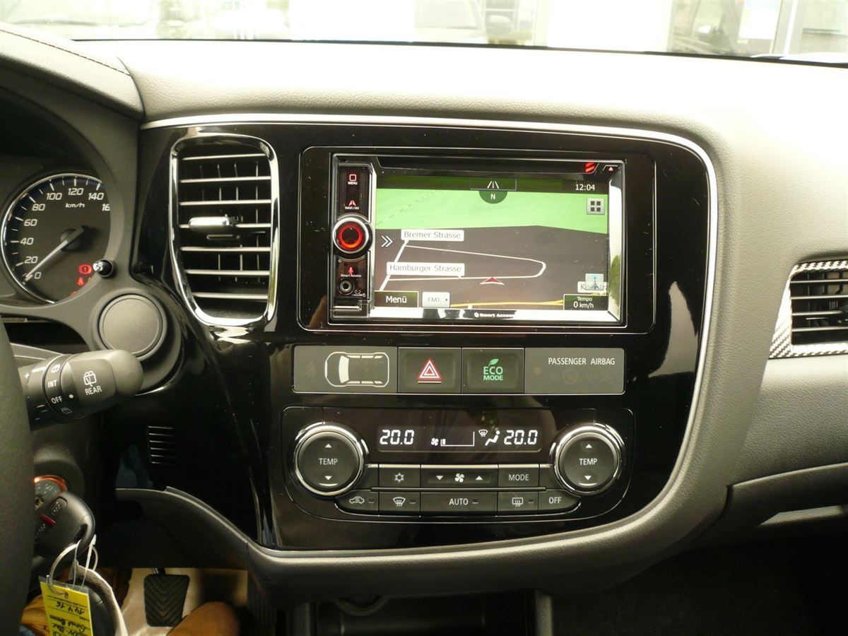 Clarion NX505E in einem Mitsubishi ASX (Neuwagen) nachgerüstet. Werkseitige Rückfahrkamera und Lenkradfernbedienung auf das Clarion Navi adaptiert.