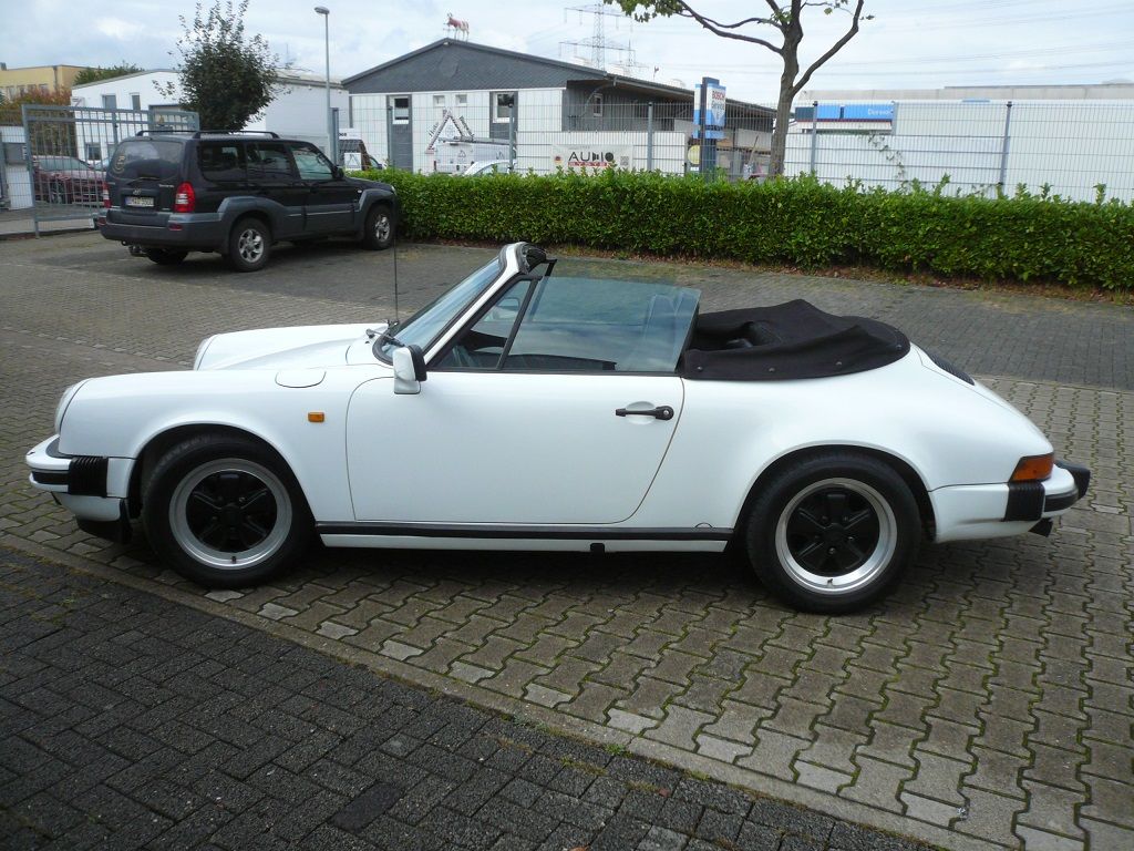 Original Porsche Classic Radio-Navigationssystem im Porsche 911er geliefert und montiert.