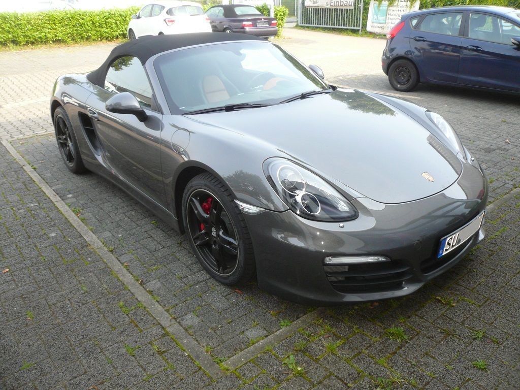 Alpine Navigation INE-W720D in einem Boxster nachgerüstet. Lenkradfernbedienung und Soundsystem auf das Alpine Gerät adaptiert.