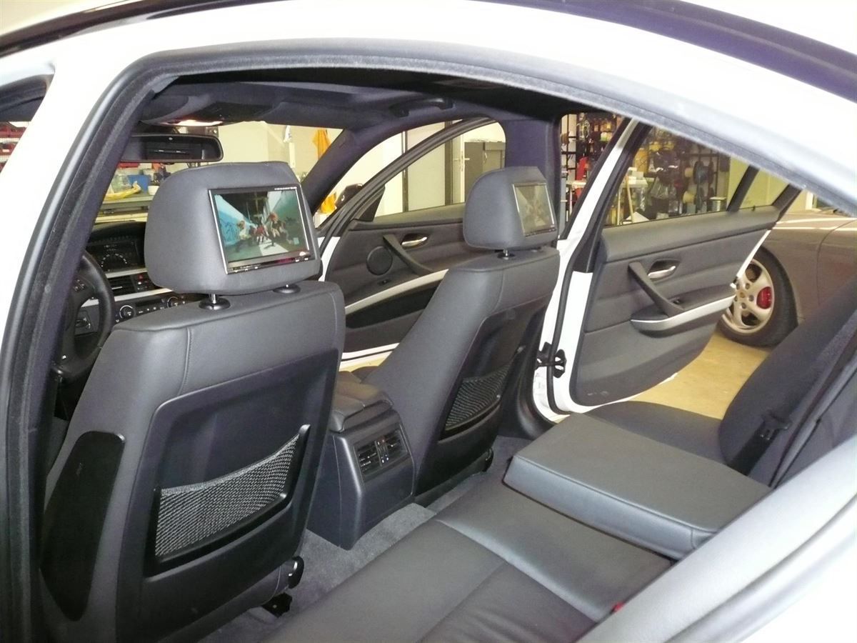 Alpine TME-M780 7zoll Monitor in die Kopfstütze vom 3er BMW E90 eingearbeitet um DVD und DVB-T zu schauen.