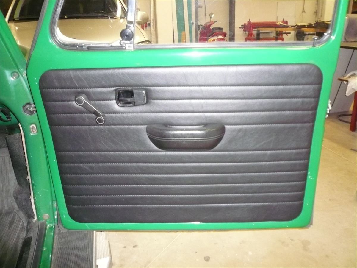 Innenausstattung, Himmel und Teppichgarnitur neu angefertigt und montiert.