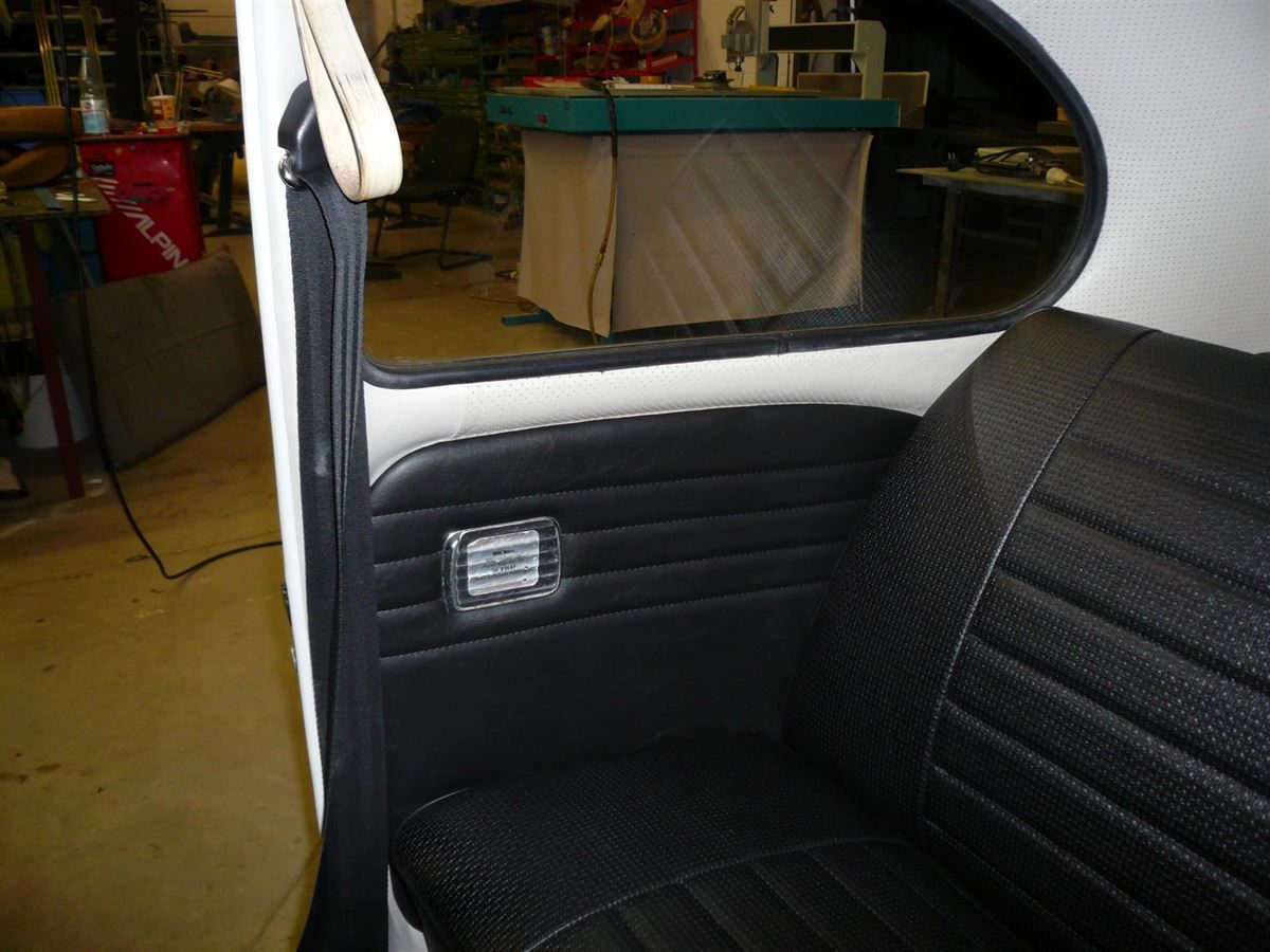 Innenausstattung, Himmel und Teppichgarnitur neu angefertigt und montiert.