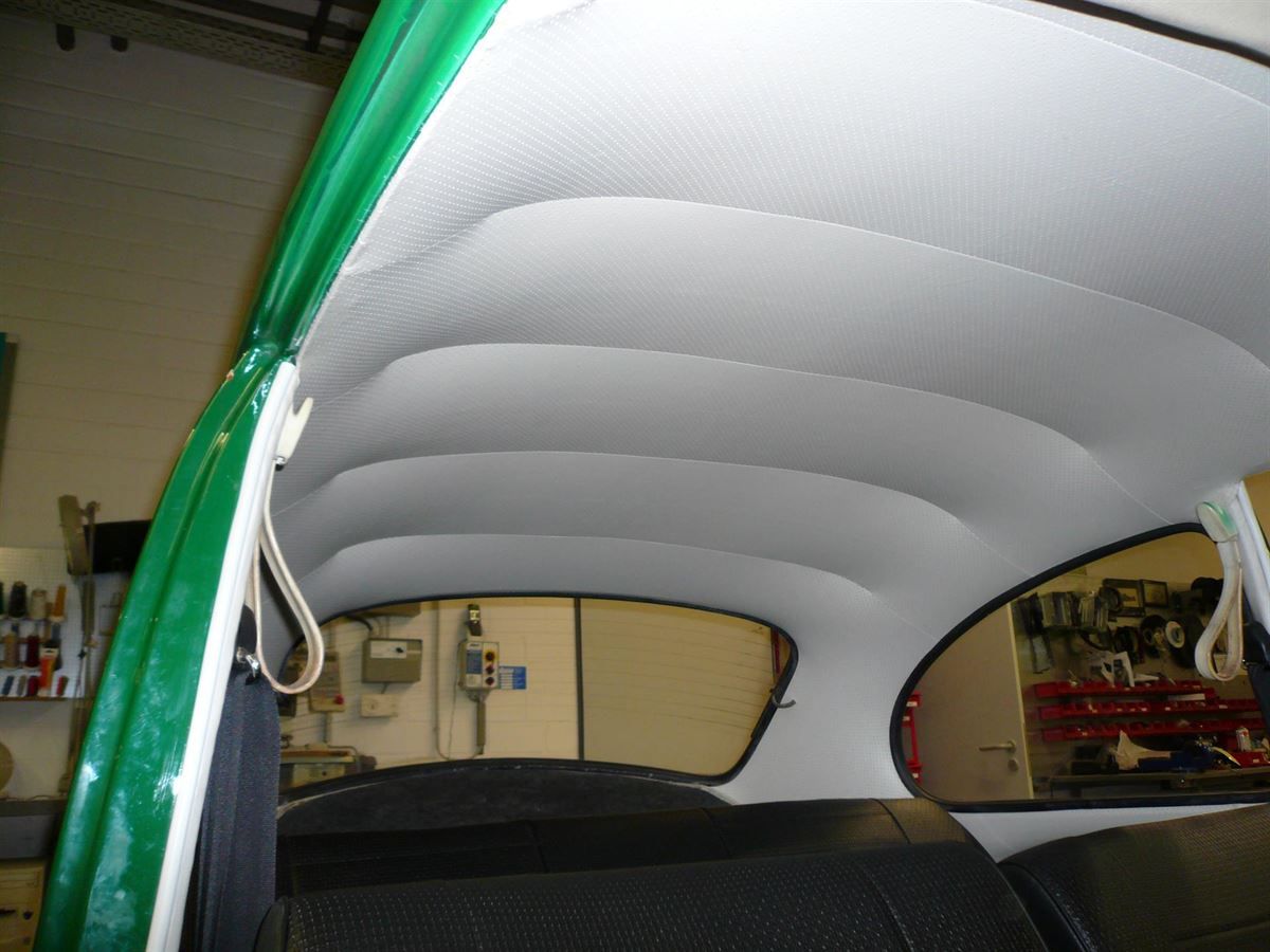 Innenausstattung, Himmel und Teppichgarnitur neu angefertigt und montiert.