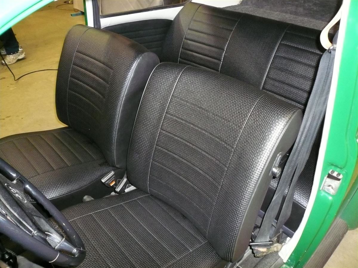 Innenausstattung, Himmel und Teppichgarnitur neu angefertigt und montiert.