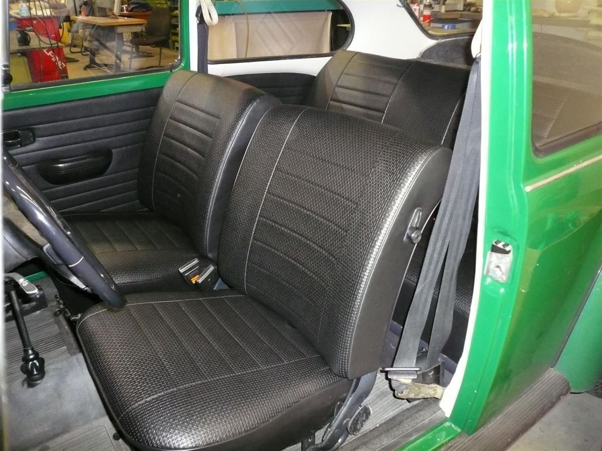 Innenausstattung, Himmel und Teppichgarnitur neu angefertigt und montiert.