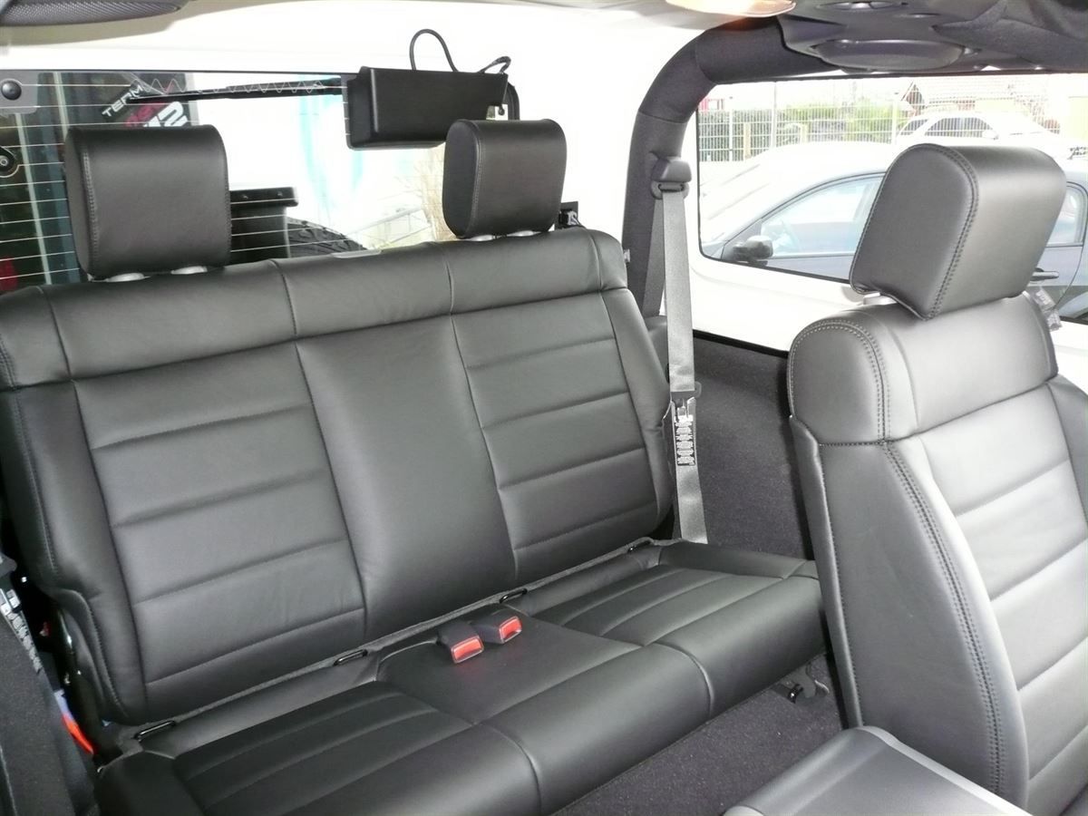 Jeep Wrangler „Rubicon“ Innenausstattung in Leder schwarz neu angefertigt und montiert.