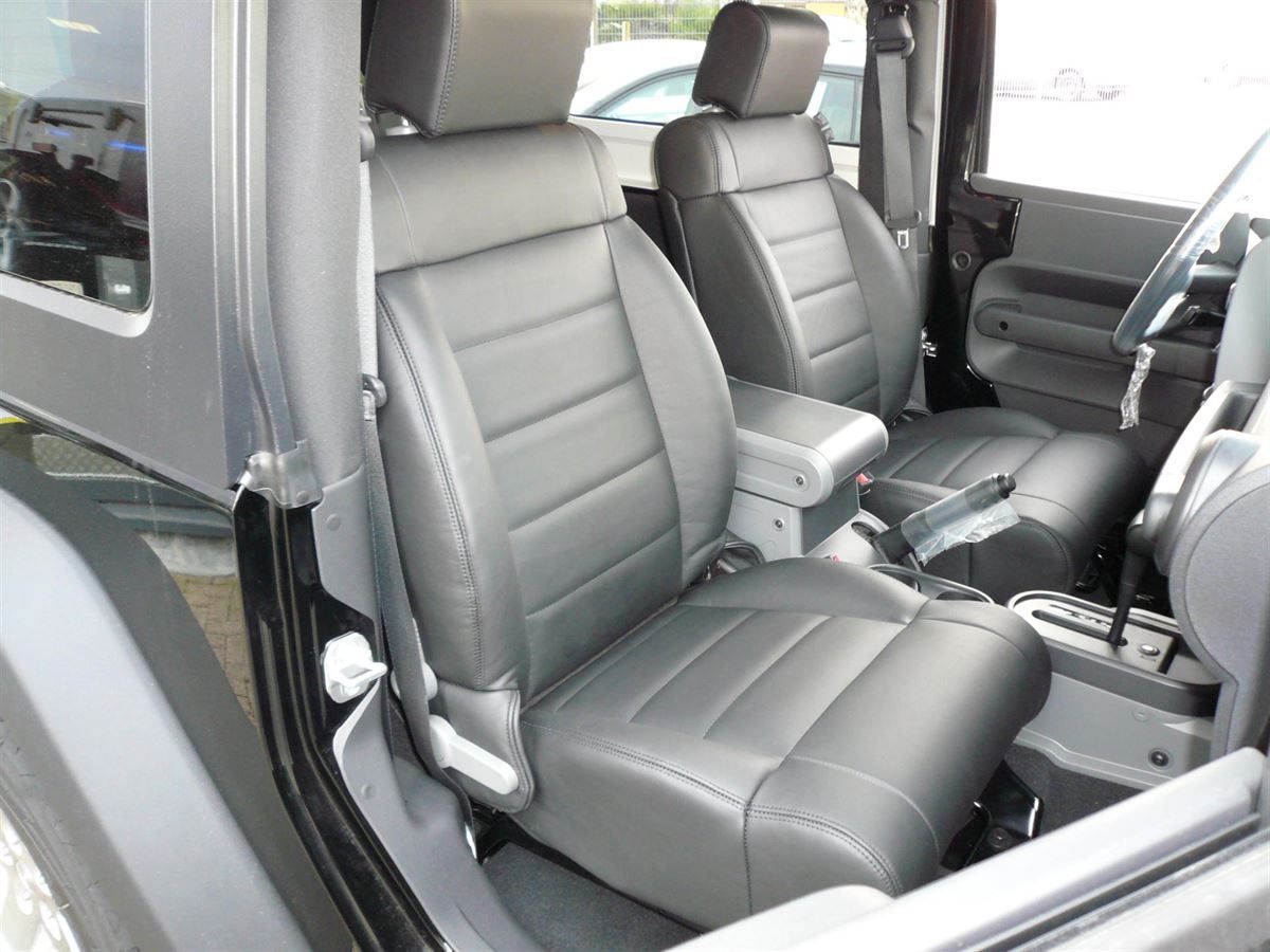 Jeep Wrangler „Rubicon“ Innenausstattung in Leder schwarz neu angefertigt und montiert.