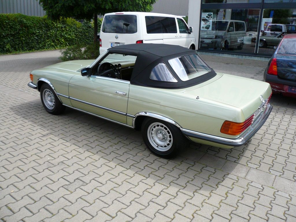 Mercedes SL 107er, Verdeckbezug in Sonnenland Stoff schwarz geliefert und montiert.