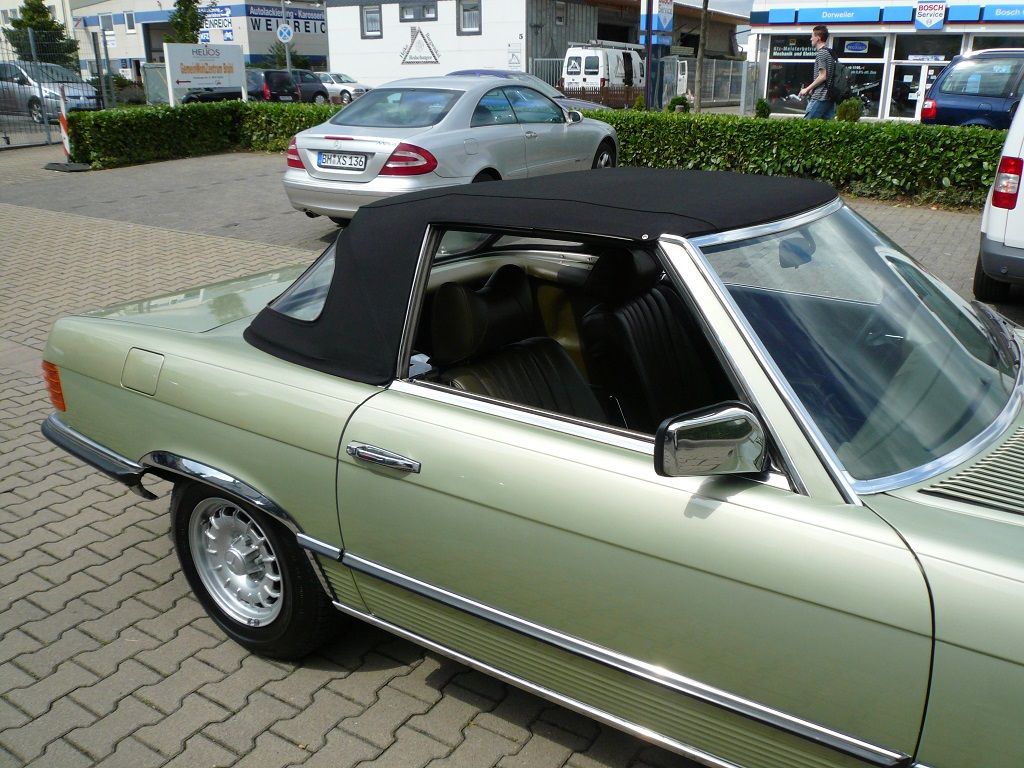 Mercedes SL 107er, Verdeckbezug in Sonnenland Stoff schwarz geliefert und montiert.