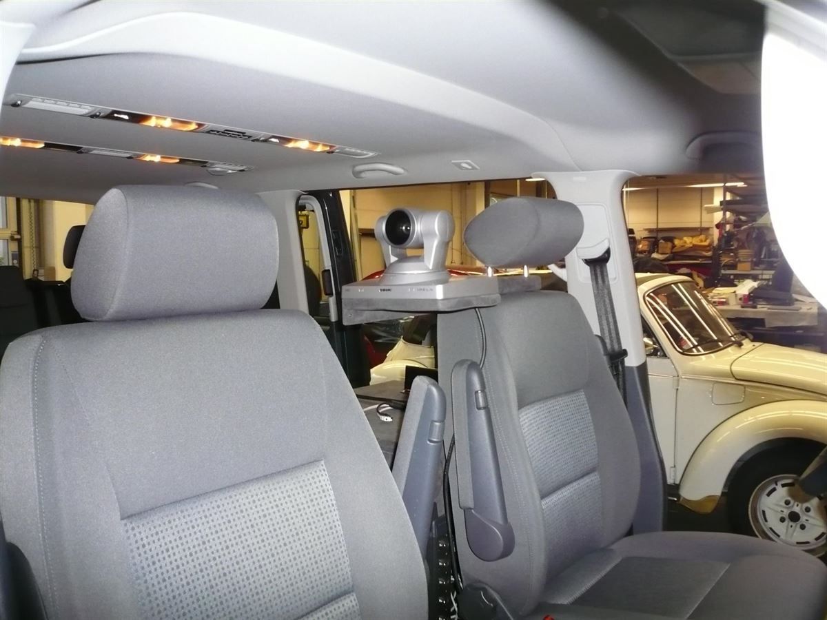 Eine an der Kopfstütze eines Autos montierte Kamera