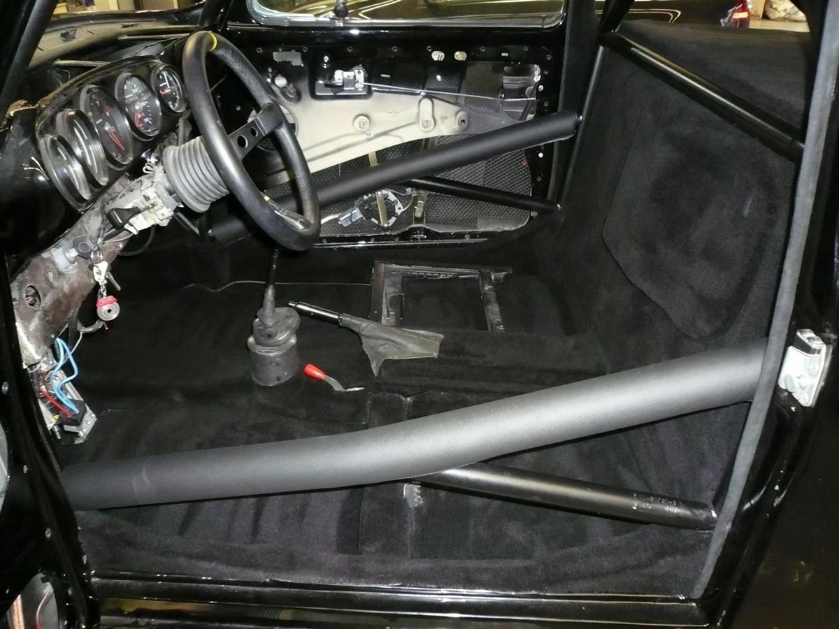 Innenausstattung, Himmel und Teppichgarnitur neu angefertigt und montiert. Musikanlage nachgerüstet.