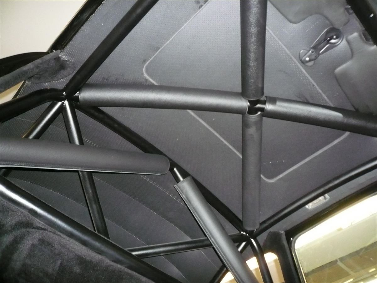 Innenausstattung, Himmel und Teppichgarnitur neu angefertigt und montiert. Musikanlage nachgerüstet.