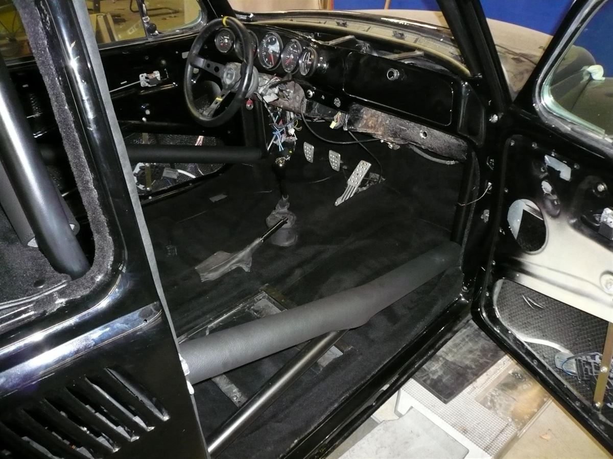 Innenausstattung, Himmel und Teppichgarnitur neu angefertigt und montiert. Musikanlage nachgerüstet.