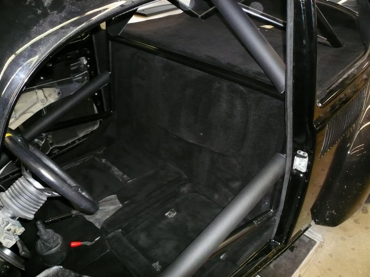 Innenausstattung, Himmel und Teppichgarnitur neu angefertigt und montiert. Musikanlage nachgerüstet.