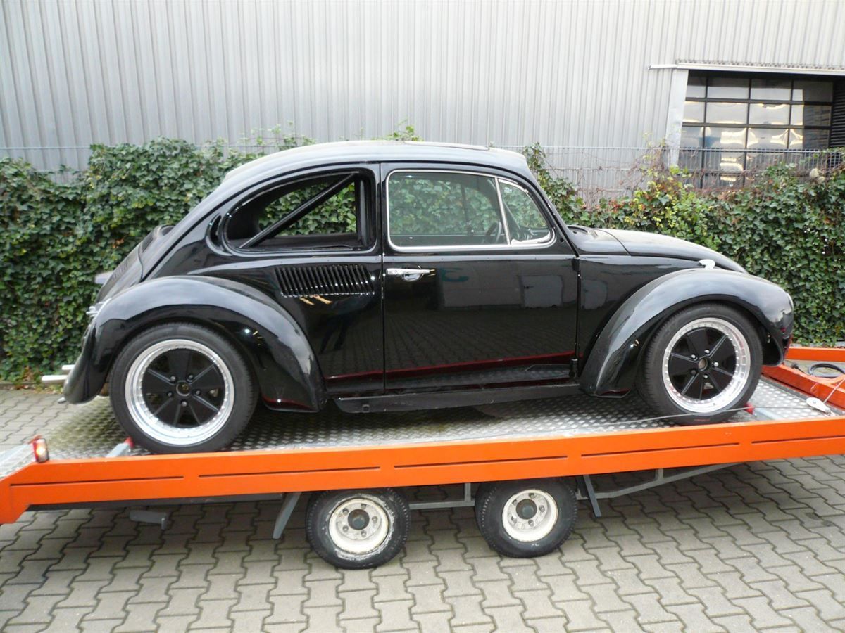 Innenausstattung, Himmel und Teppichgarnitur neu angefertigt und montiert. Musikanlage nachgerüstet.