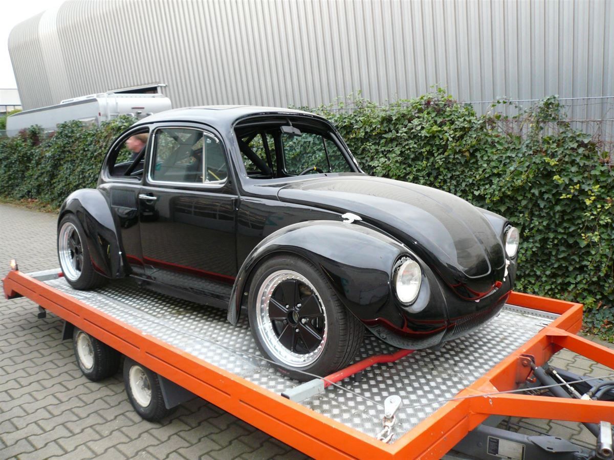 Innenausstattung, Himmel und Teppichgarnitur neu angefertigt und montiert. Musikanlage nachgerüstet.