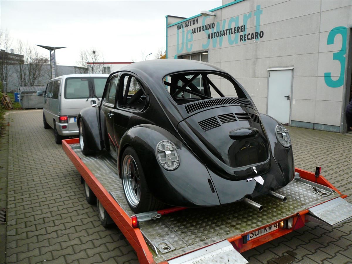 Innenausstattung, Himmel und Teppichgarnitur neu angefertigt und montiert. Musikanlage nachgerüstet.