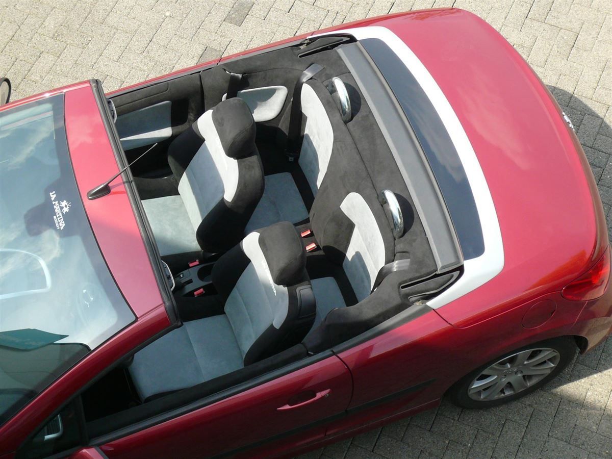 Eine Luftaufnahme eines roten Cabrios mit offenem Verdeck