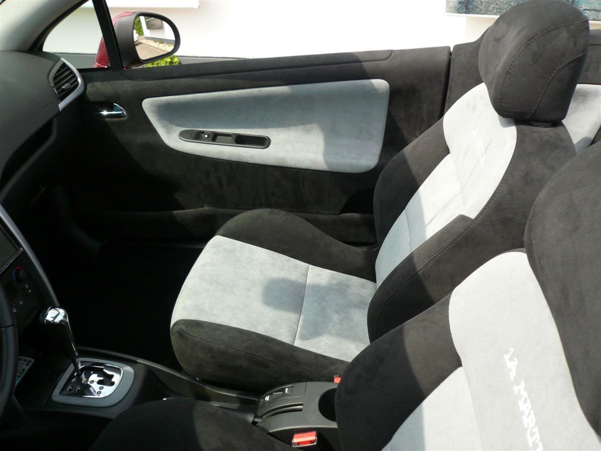 Ein schwarz-weißes Auto mit dem Wort „Sport“ auf dem Sitz