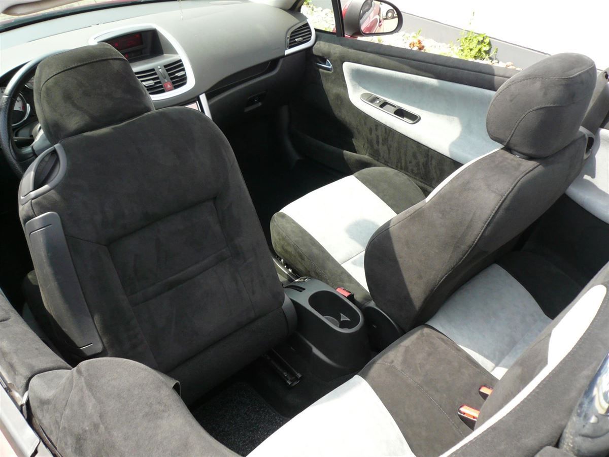 Das Innere eines Autos mit schwarzen und weißen Sitzen