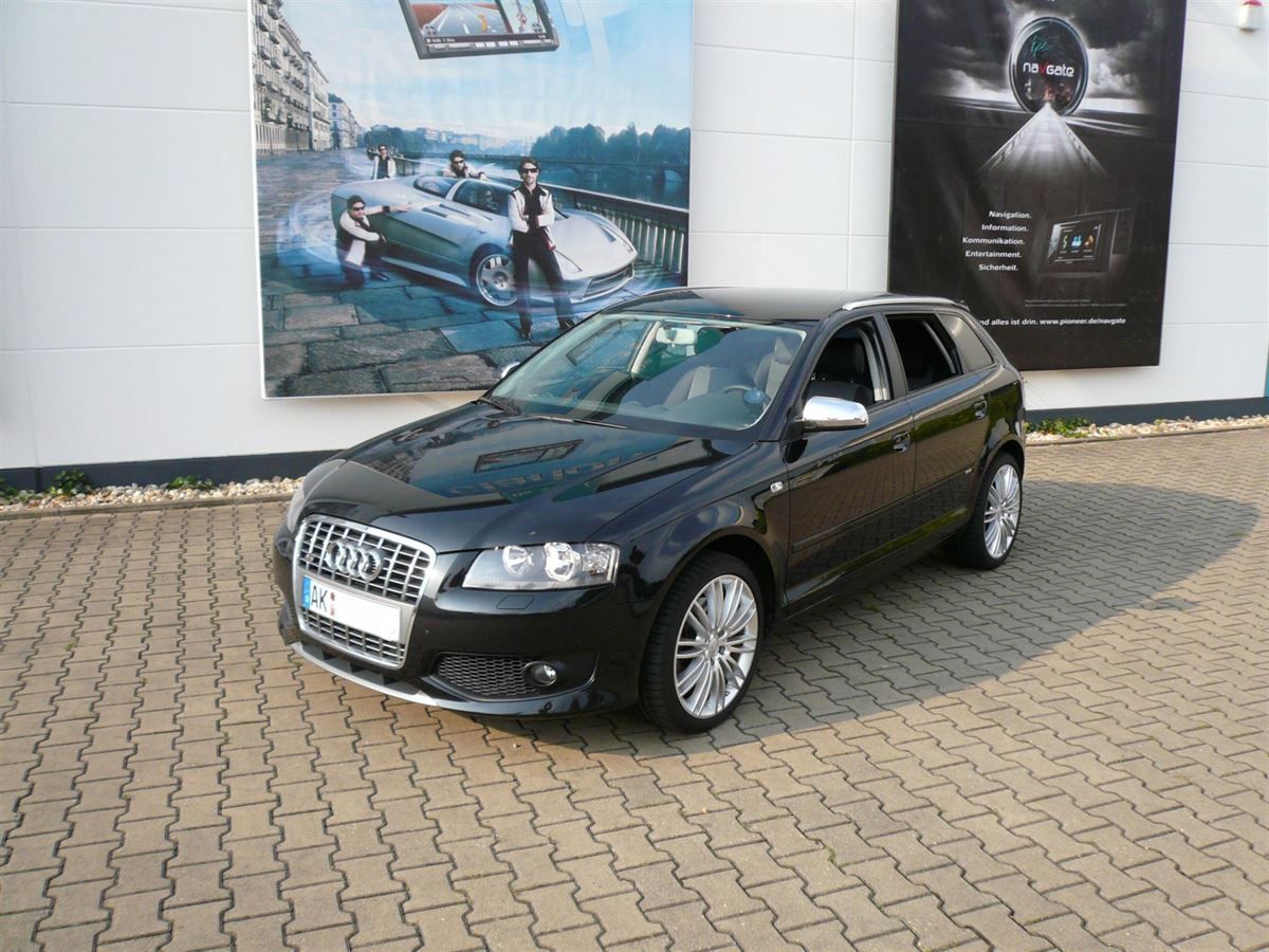 Der Rücksitz eines schwarzen Autos mit grauen und schwarzen Sitzen