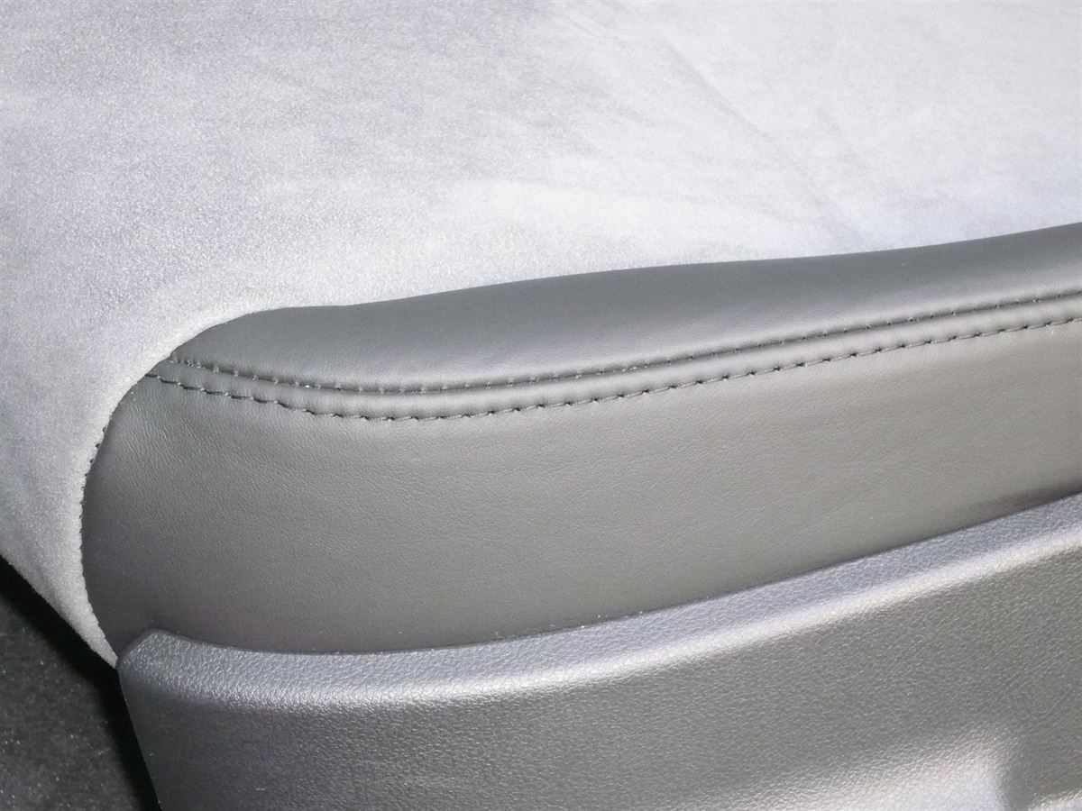 Eine Nahaufnahme eines Autositzes mit Nähten darauf.