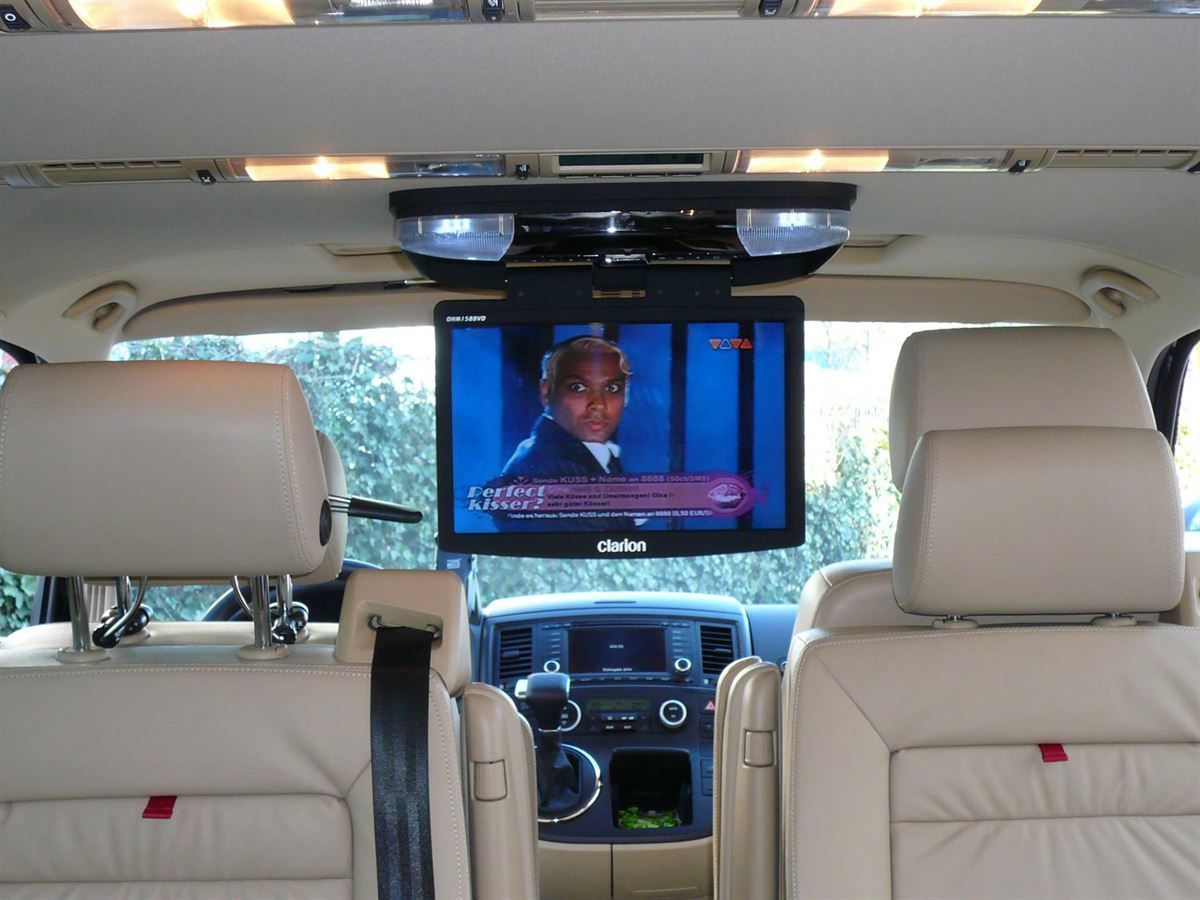 Ein Auto mit einem an der Decke montierten Flachbildfernseher