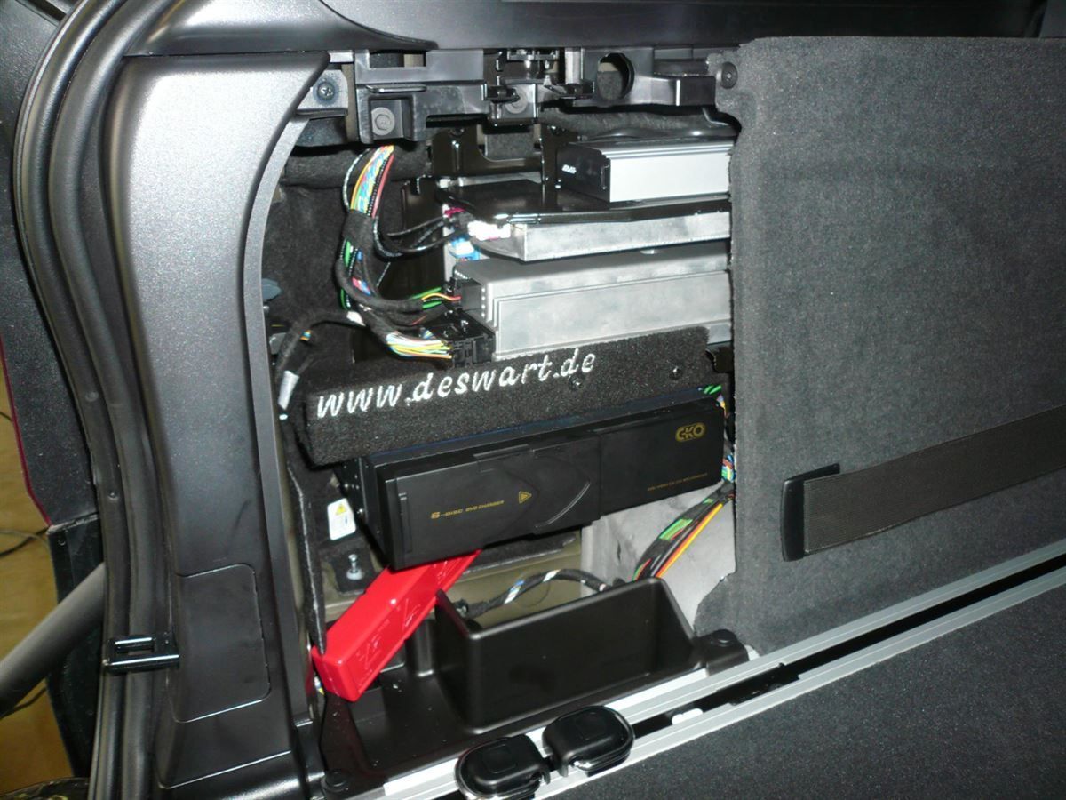 Halterung für 6-fach DVD Wechsler hinten links im BMW X5 angefertigt und montiert.