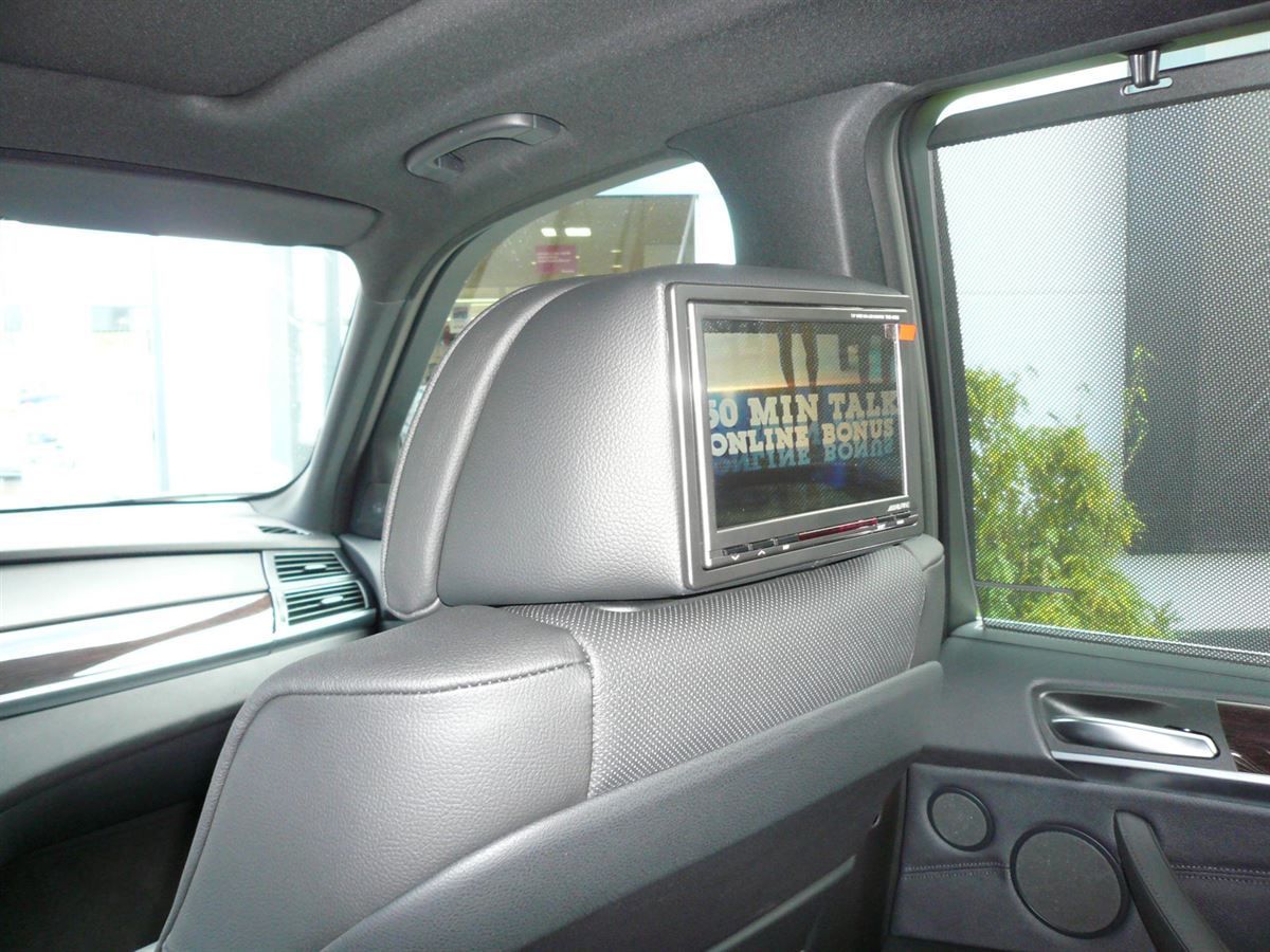 Alpine TME-M780 7zoll Monitor in die BMW X5 Kopfstütze eingearbeitet, um DVD und DVB-T zu schauen.