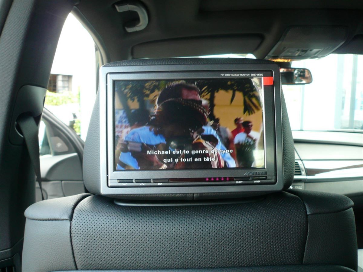Alpine TME-M780 7zoll Monitor in die BMW X5 Kopfstütze eingearbeitet, um DVD und DVB-T zu schauen.