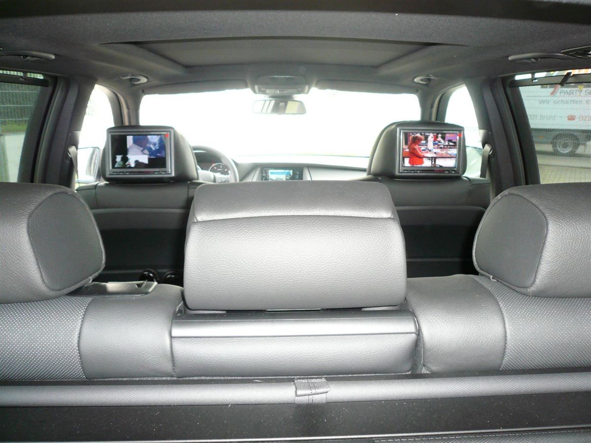 Alpine TME-M780 7zoll Monitore in die BMW X5 Kopfstützen eingearbeitet, als RearSeat Entertainment, um DVD und DVB-T zu schauen.