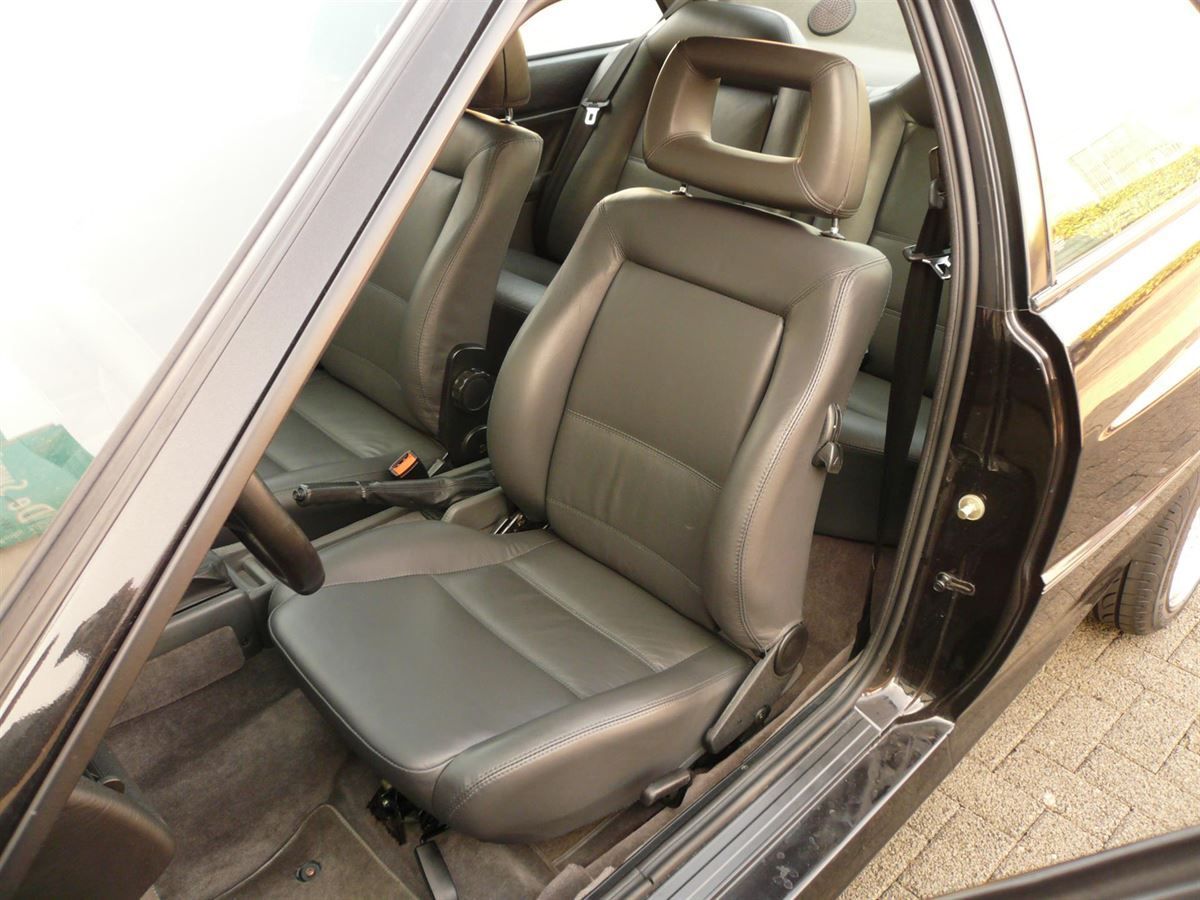 Komplette Innenausstattung in Leder neu angefertigt und montiert.