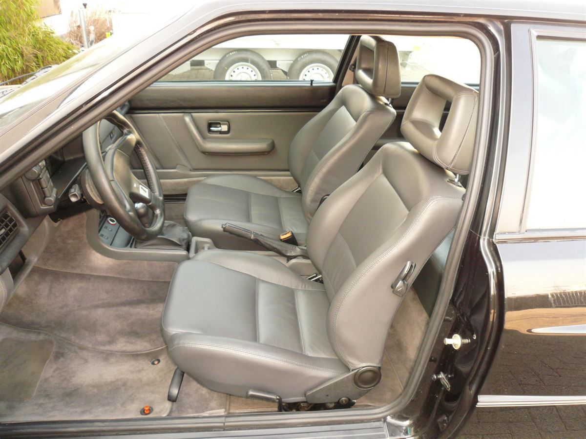 Komplette Innenausstattung in Leder neu angefertigt und montiert.