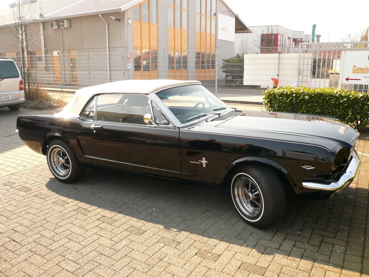 Ford Mustang Innenausstattung neu angefertigt und montiert. Verdeckbezug geliefert und montiert.